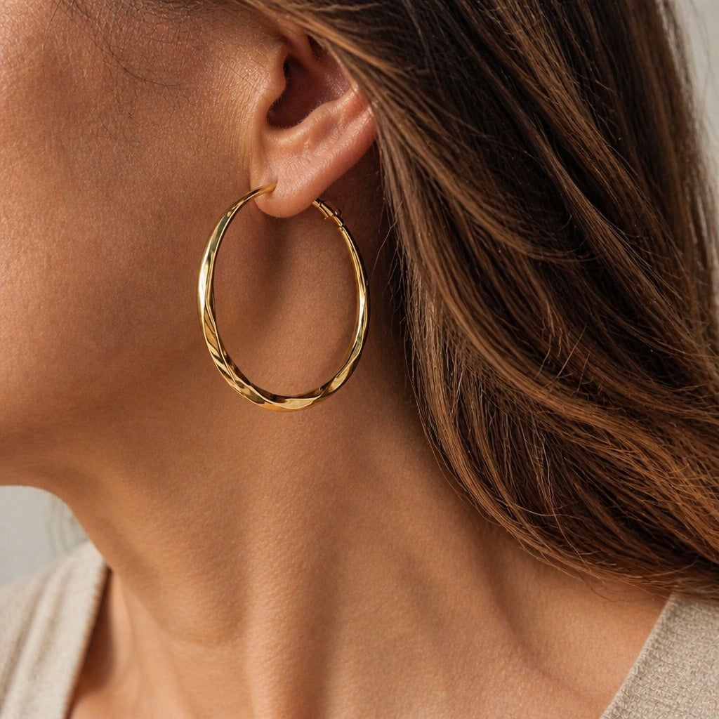 Pendientes de aro dorados contemporáneos