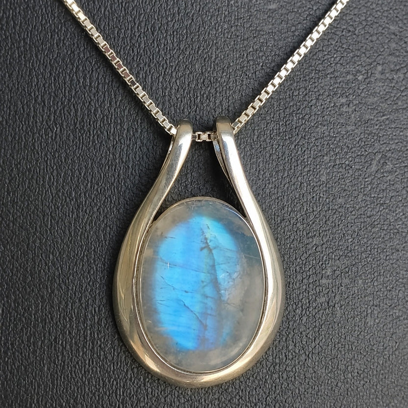 Collar celestial de ópalo blanco