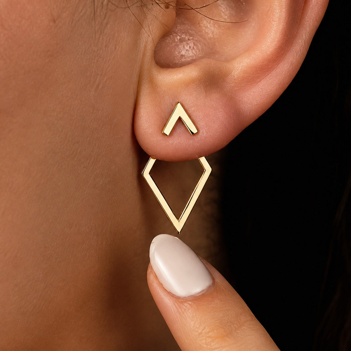 Pendientes geométricos de oro contemporáneos