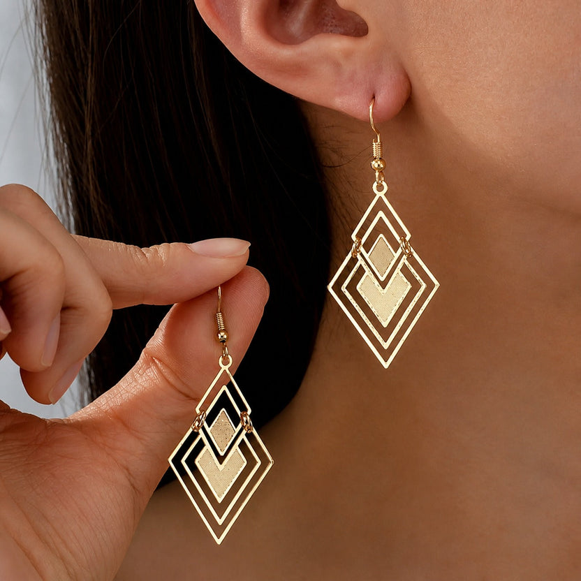 Pendientes escultóricos de oro con forma de gota
