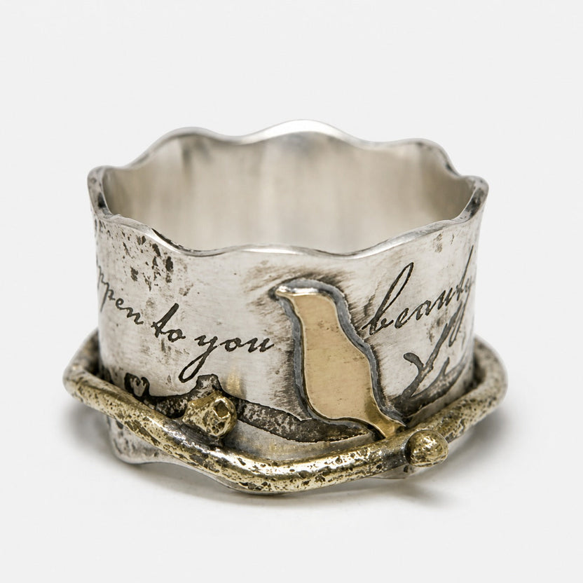 Anillo con dije de pájaro encantado