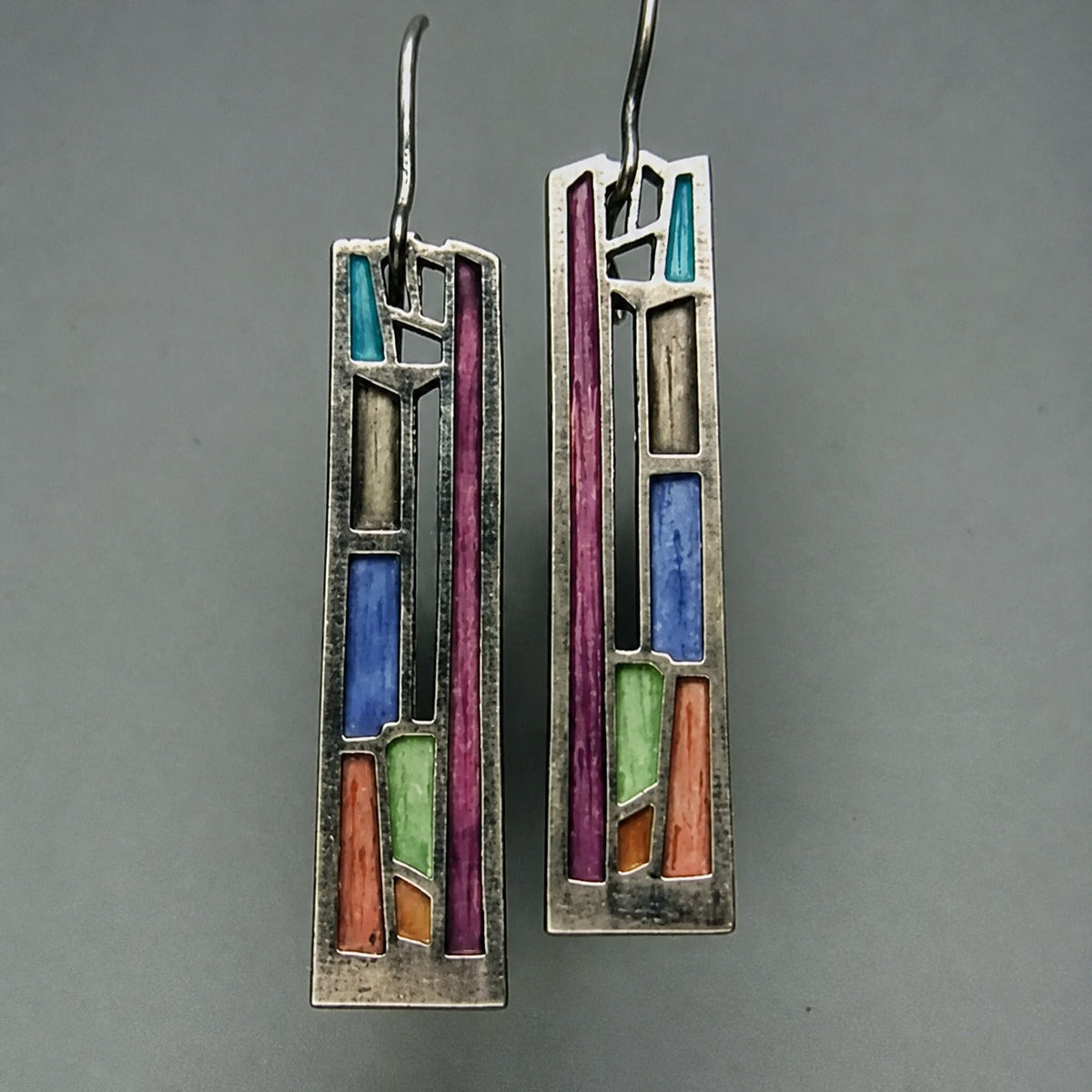 Pendientes plateados de colores clásicos – imagen 3
