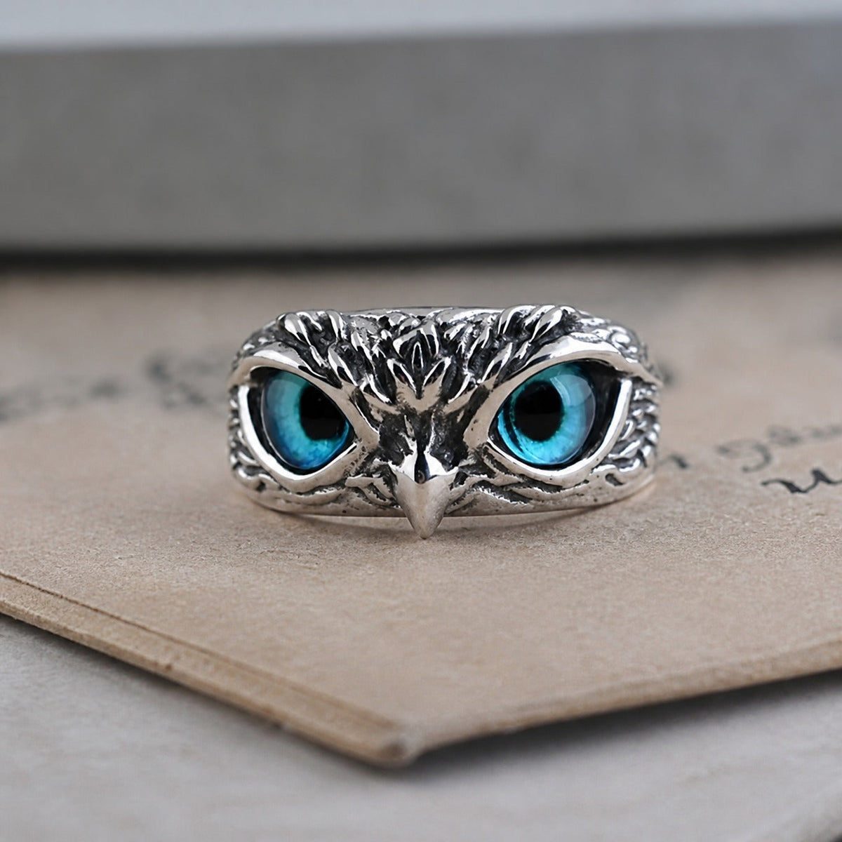 Anillo opulento con búho