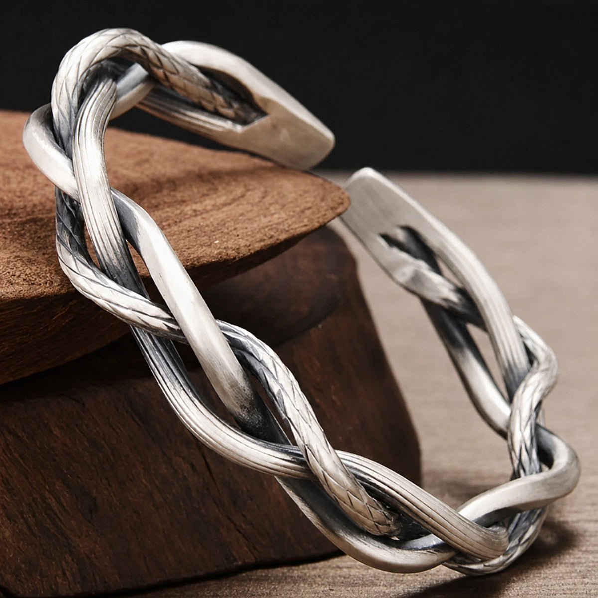 Pulsera trenzada ornamentada de plata