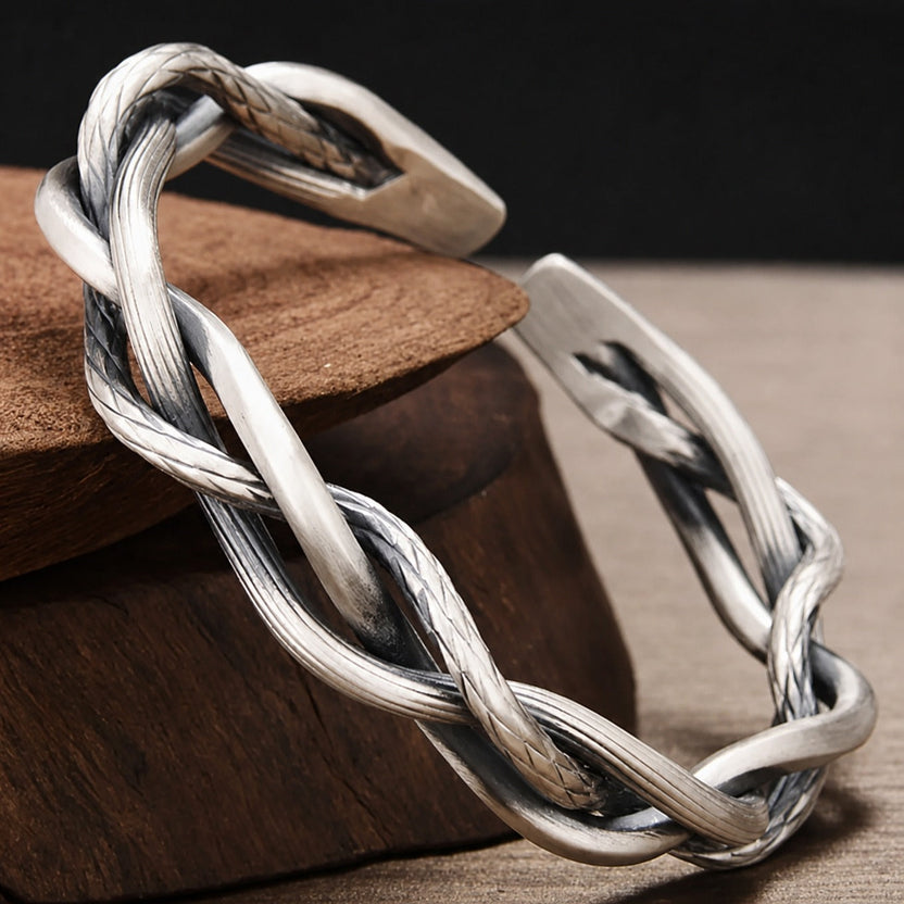 Pulsera trenzada ornamentada de plata