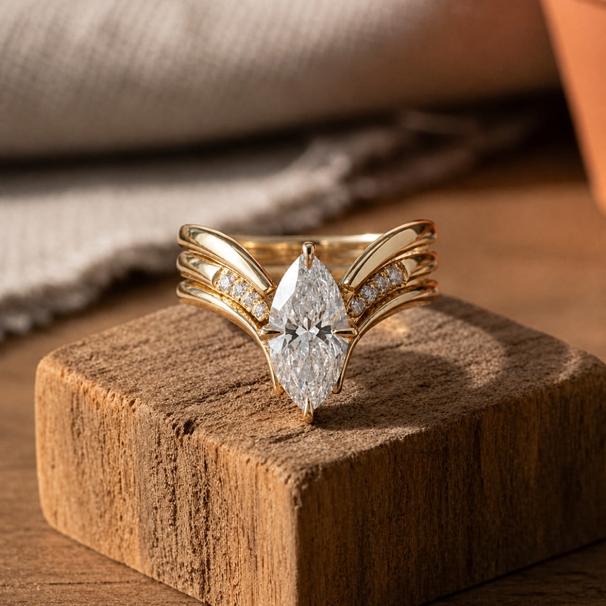 Anillo dorado con corona – imagen 3