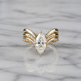 Anillo dorado con corona