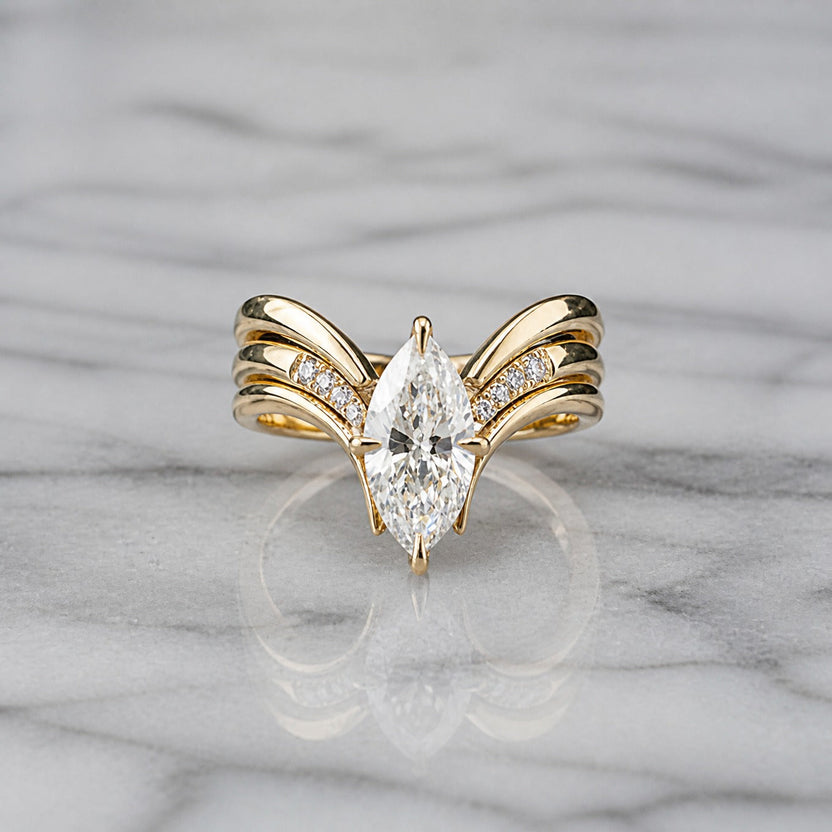 Anillo dorado con corona