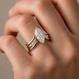 Anillo dorado con corona – imagen 2