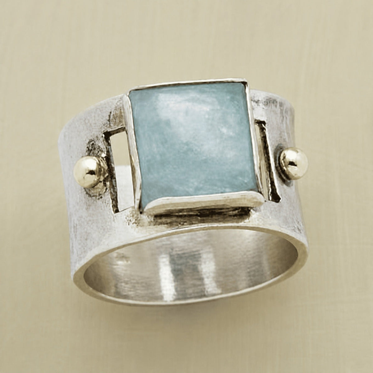 Anillo imperial de piedra protagonista