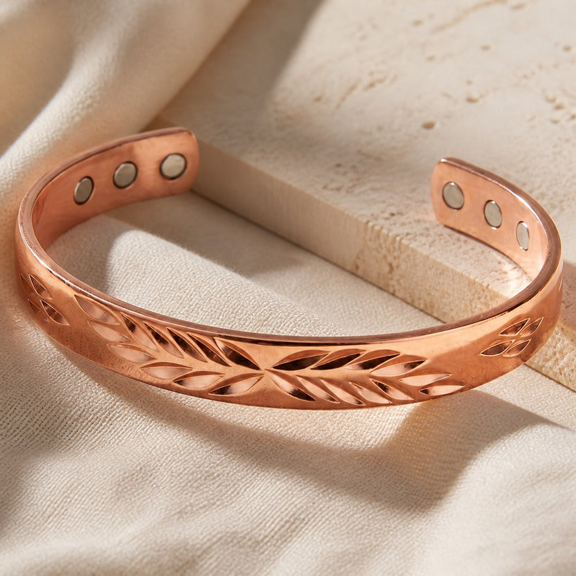 Pulsera de cobre bajo la luna