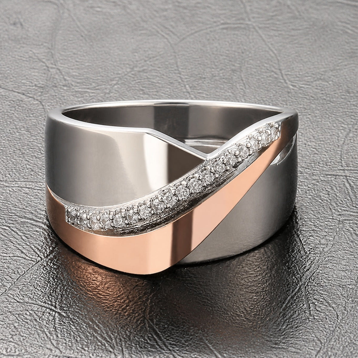 Anillo de aro escultural de circonita