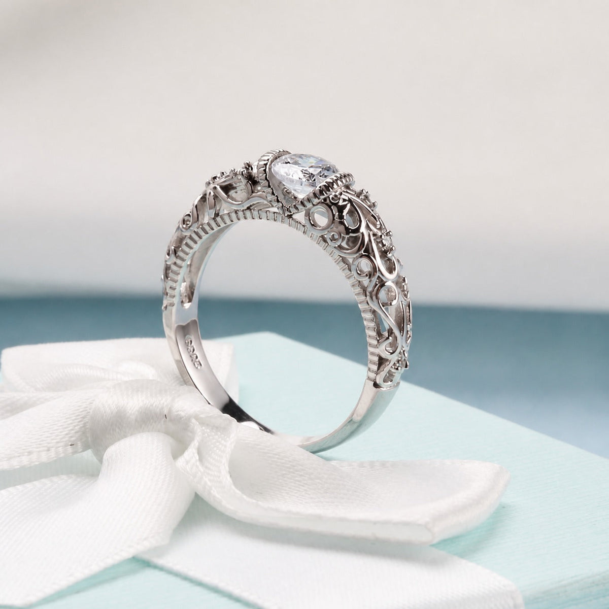 Anillo noble de plata con circonita – imagen 3