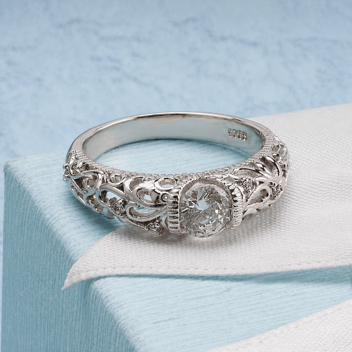 Anillo noble de plata con circonita