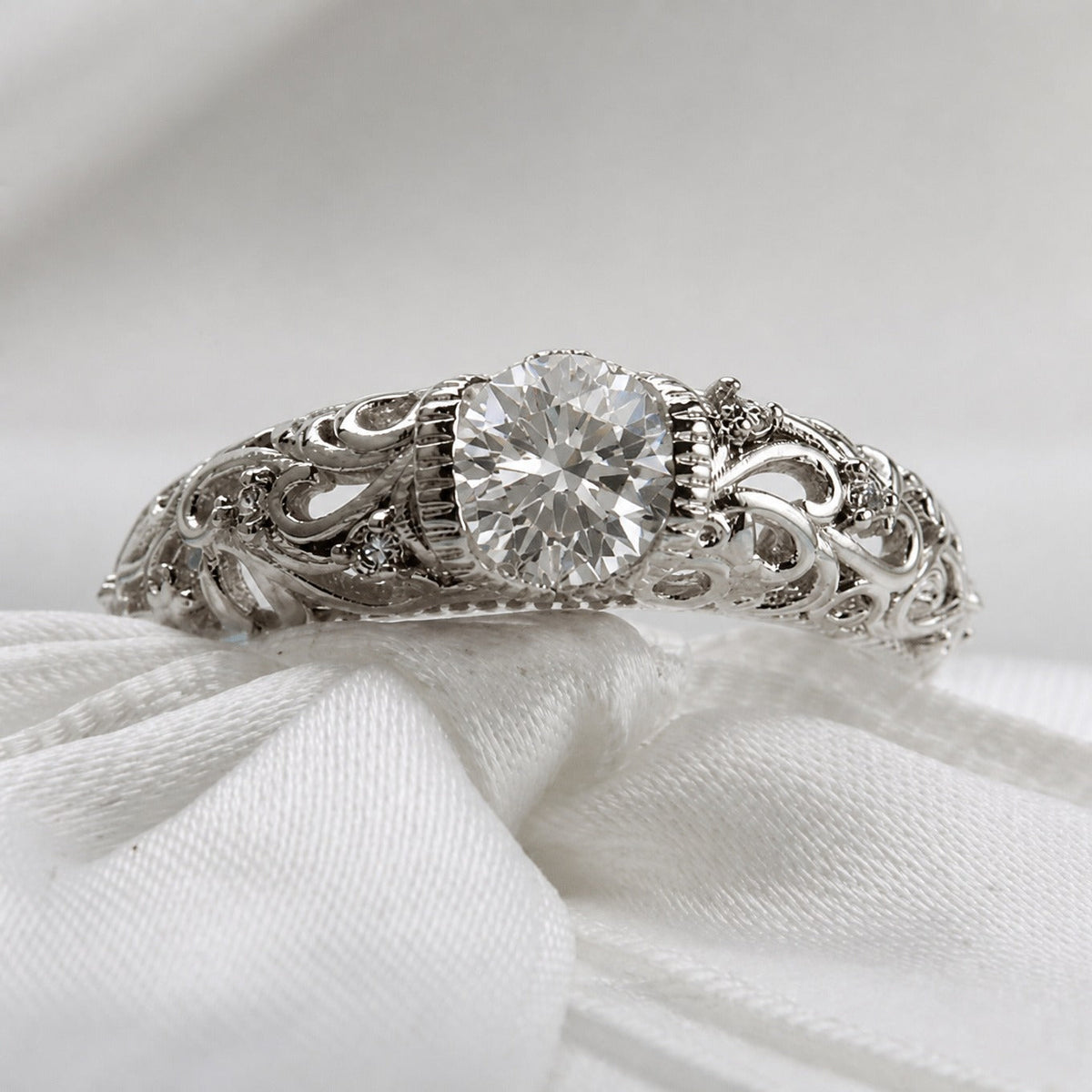 Anillo noble de plata con circonita – imagen 2