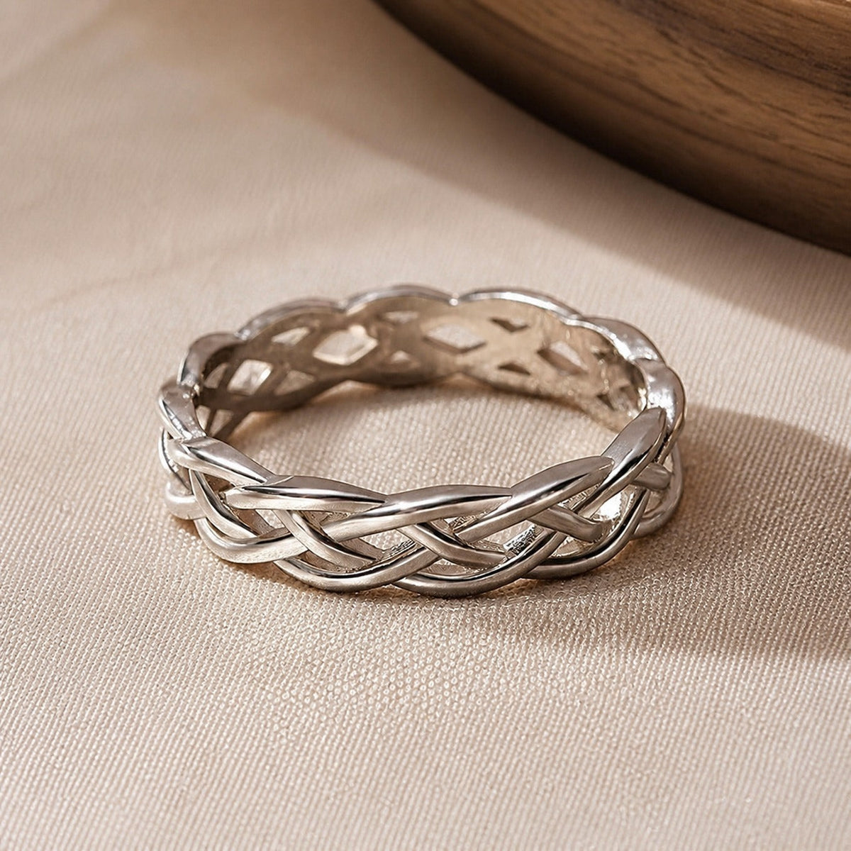 Anillo de plata con banda trenzada y tejida