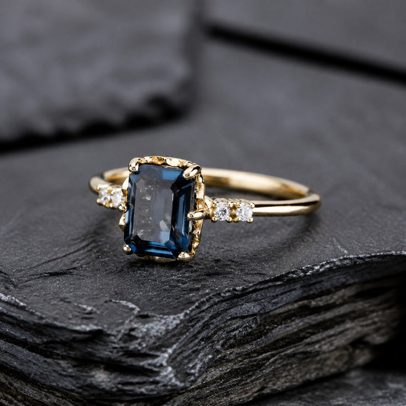 Anillo dorado vintage con cristal azul