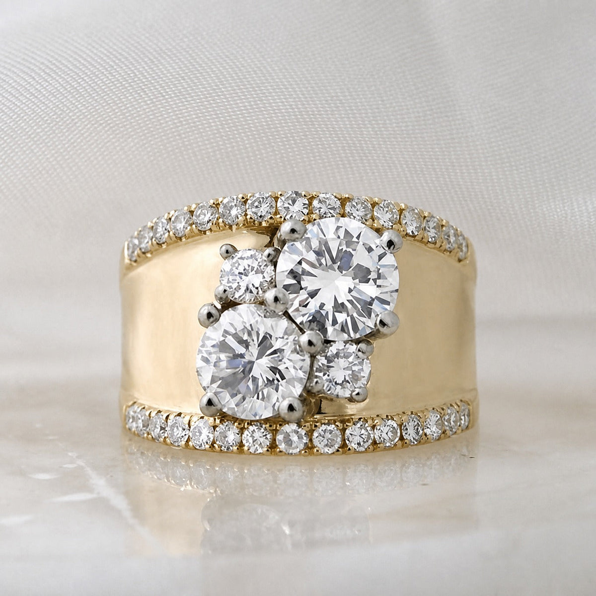 Anillo vintage dorado con circonita brillante