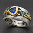 Anillo bicolor con escudo de zafiro