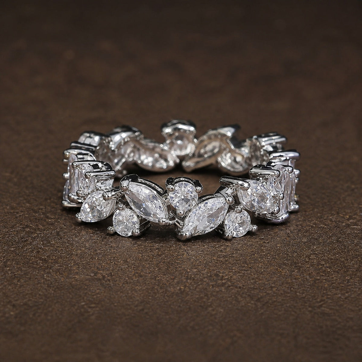 Anillo eternity vintage de cristales marquise