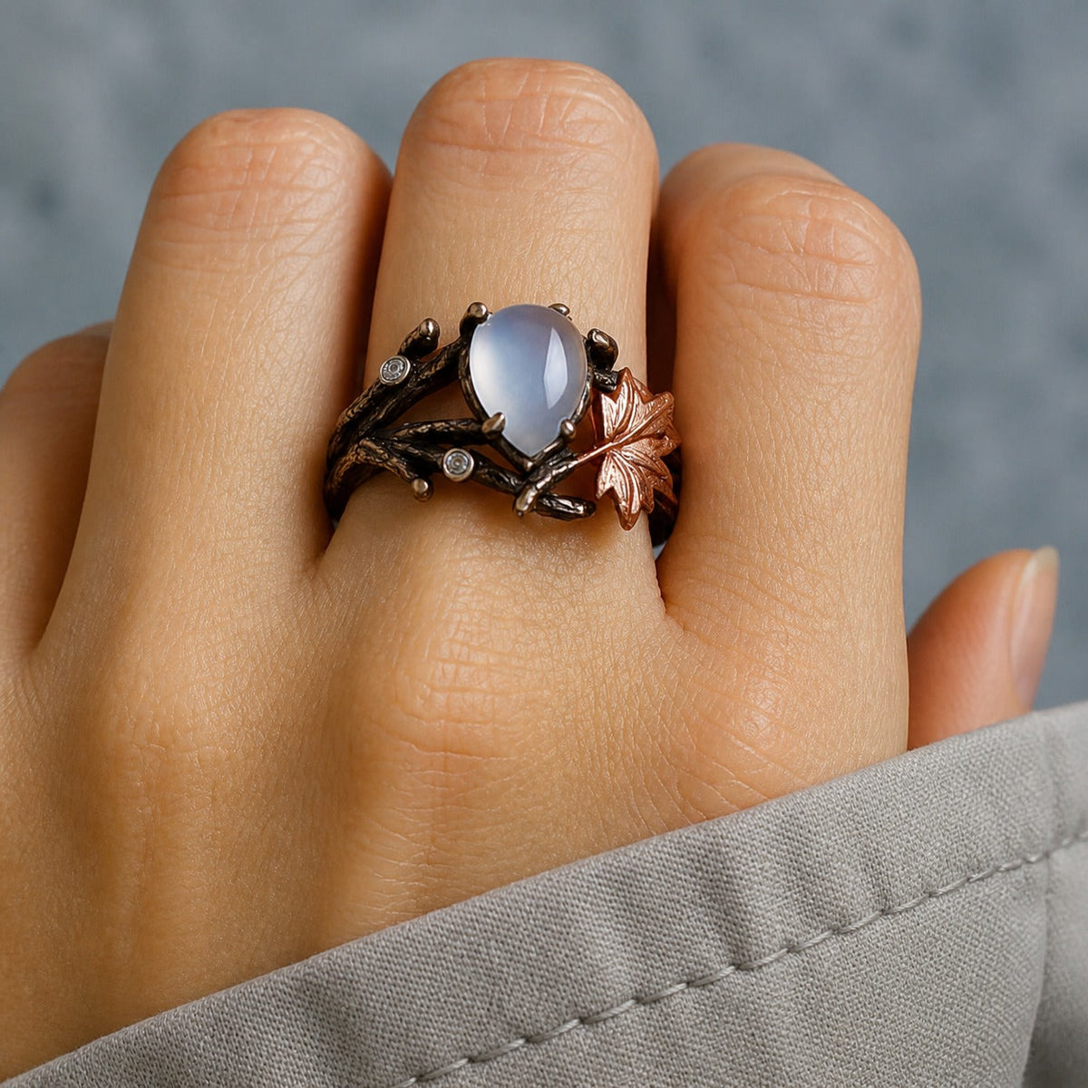 Anillo de piedra de luna con aura etérea – imagen 2