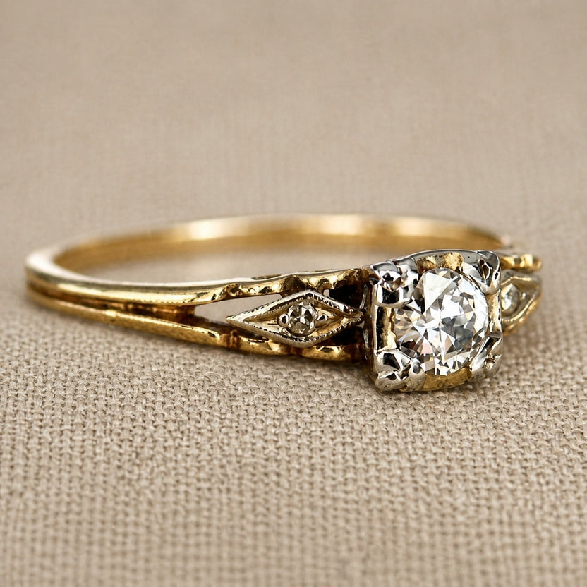 Anillo dorado de cristal deslumbrante