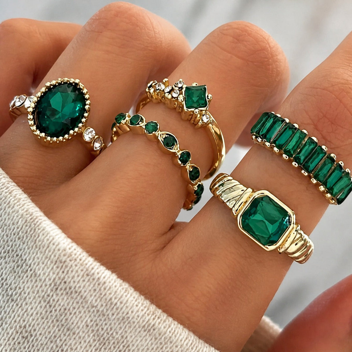 Conjunto Carmen, Lucía & Rocío de anillos exquisitos de oro con esmeralda