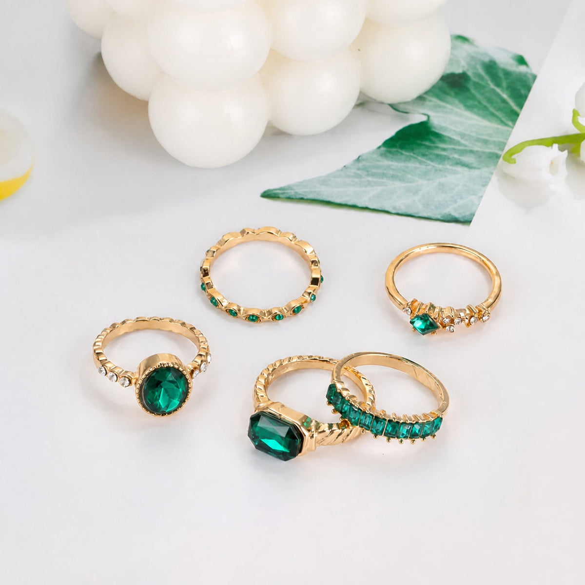 Conjunto Carmen, Lucía & Rocío de anillos exquisitos de oro con esmeralda – imagen 2