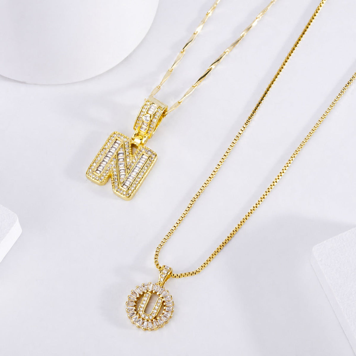 Set de collar con inicial de letra pavé