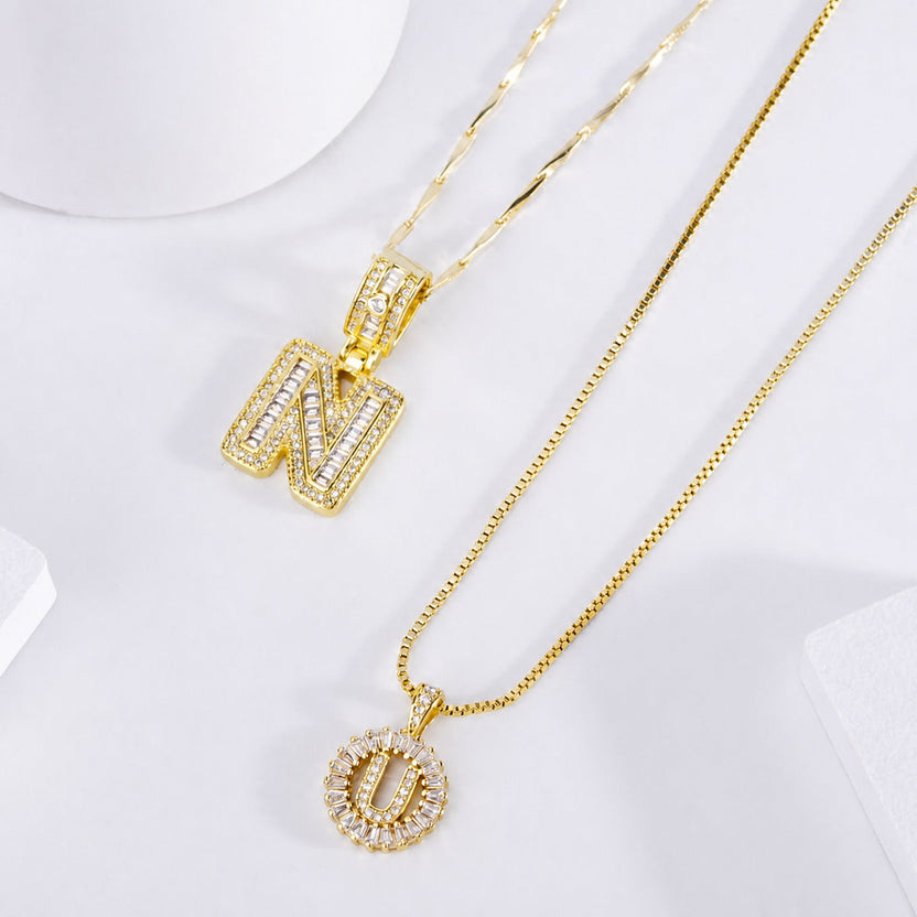 Set de collar con inicial de letra pavé