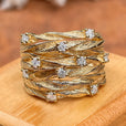 Anillo dorado vintage de banda escultural
