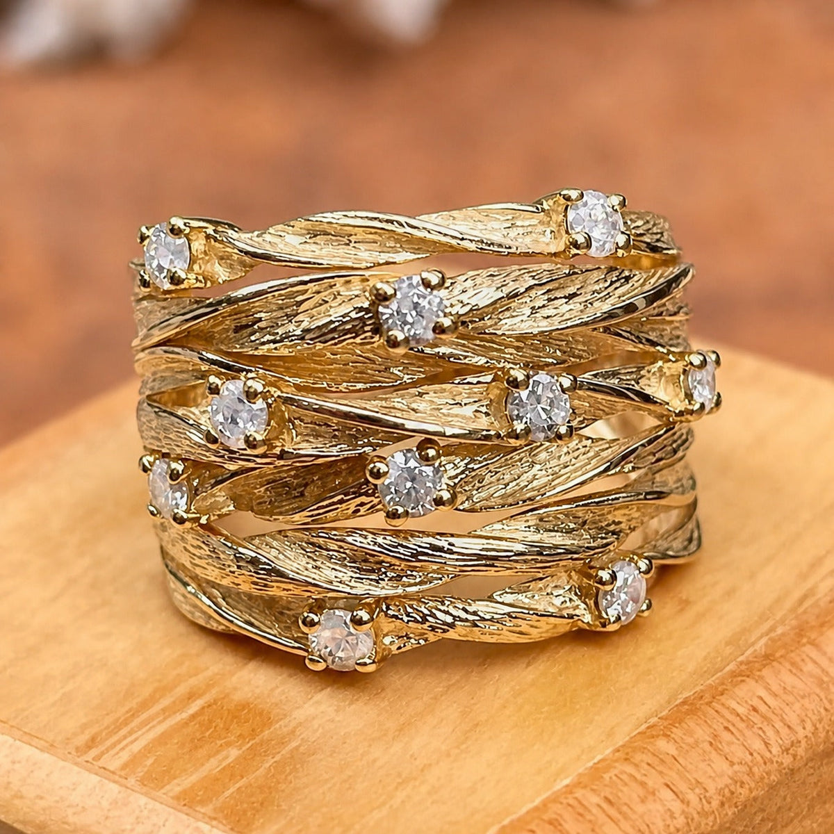 Anillo dorado vintage de banda escultural