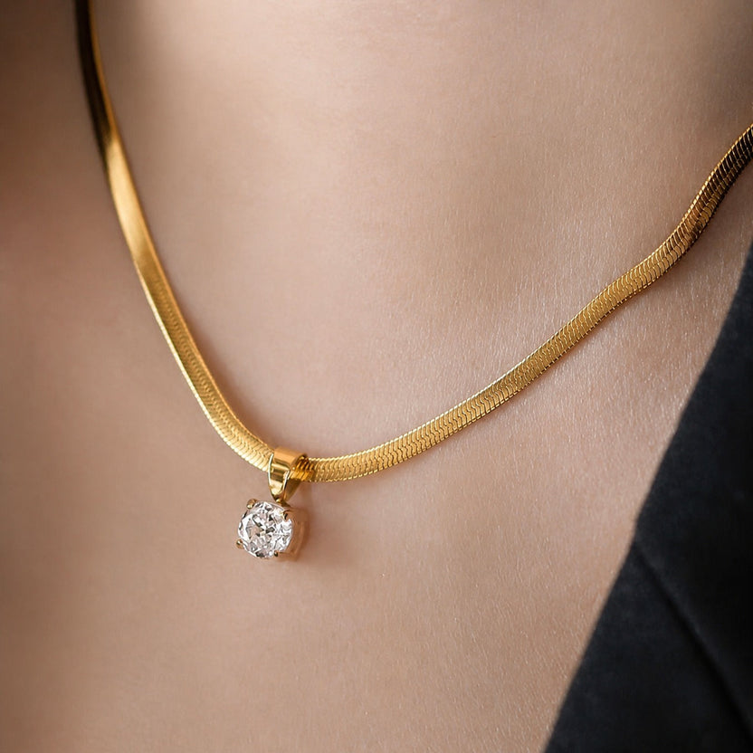 Collar con colgante de silueta dorada