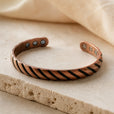 Pulsera encantada de cobre con espina