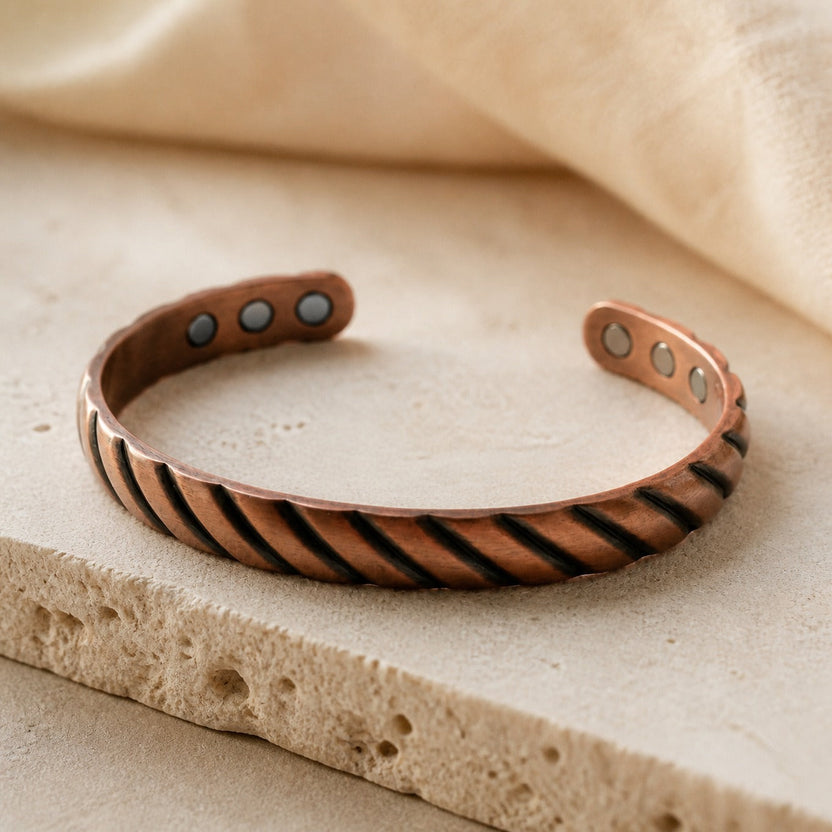 Pulsera encantada de cobre con espina
