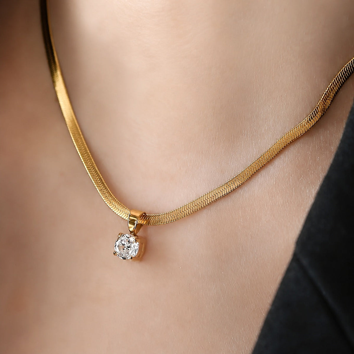 Collar con colgante de strass dorado