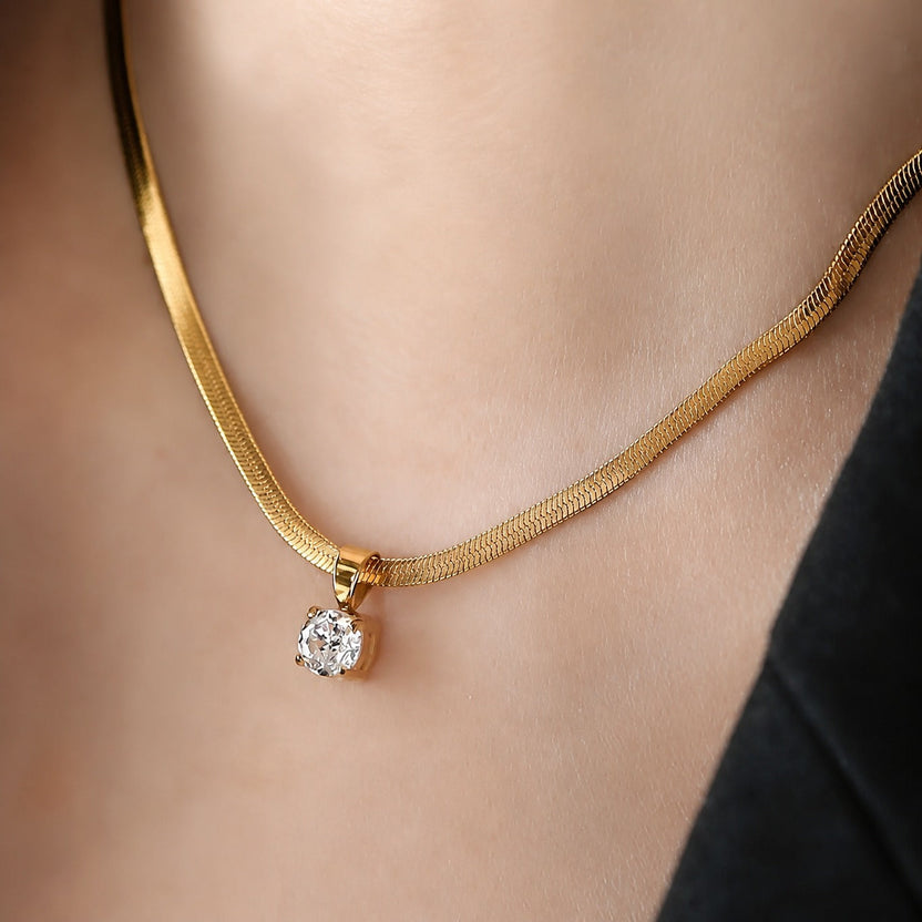 Collar con colgante de strass dorado