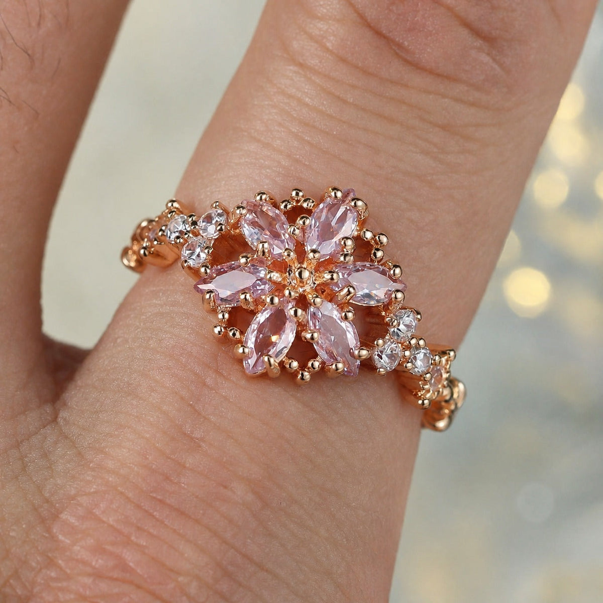 Anillo dorado con pétalo rosa – imagen 2