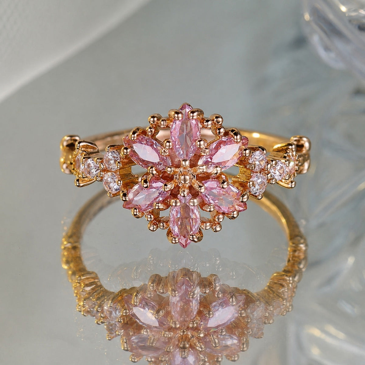 Anillo dorado con pétalo rosa – imagen 3