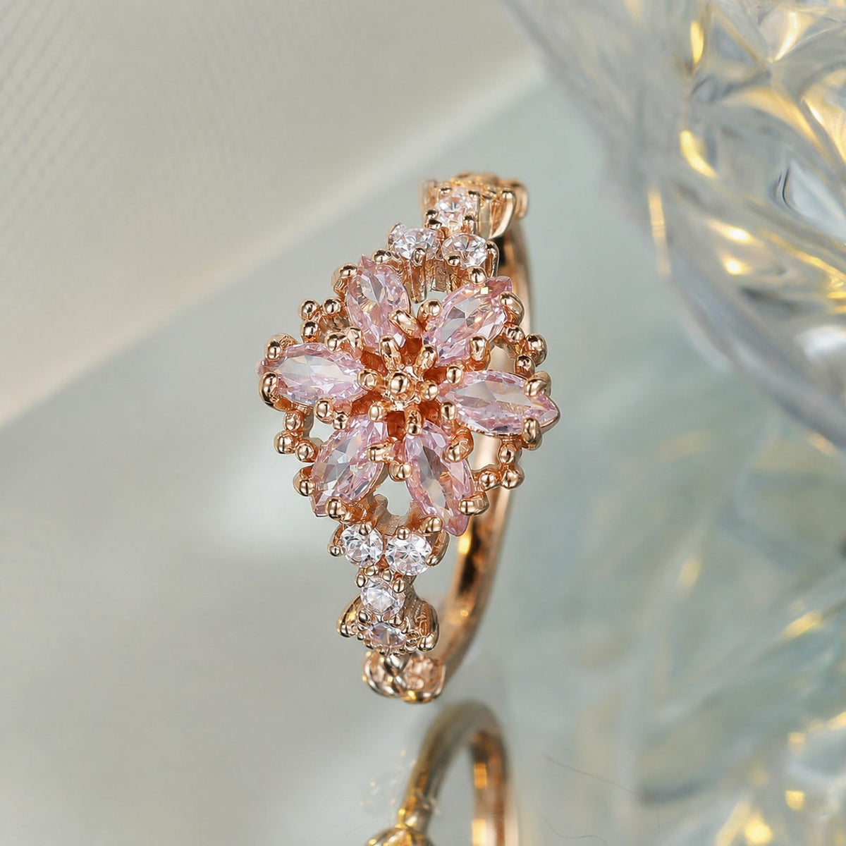 Anillo dorado con pétalo rosa