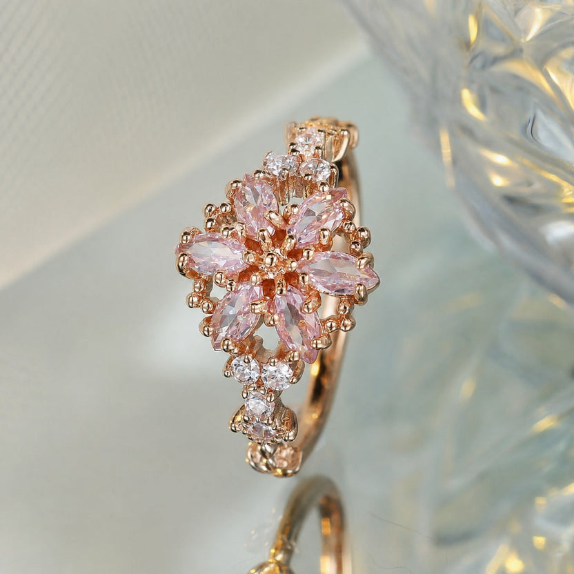 Anillo dorado con pétalo rosa