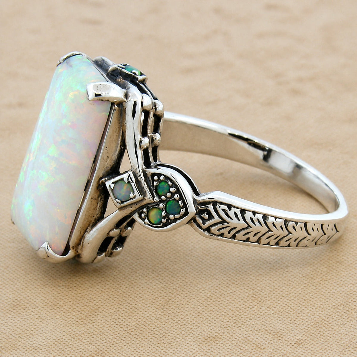 Anillo Court envejecido con gema