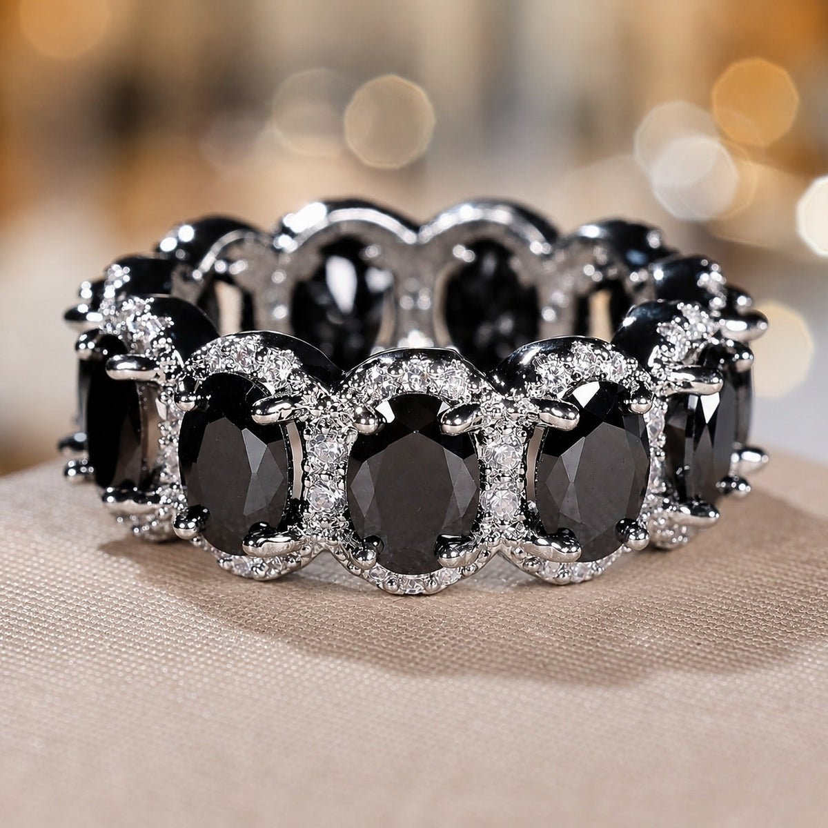 Anillo de óvalo de ónice y circonita en plata