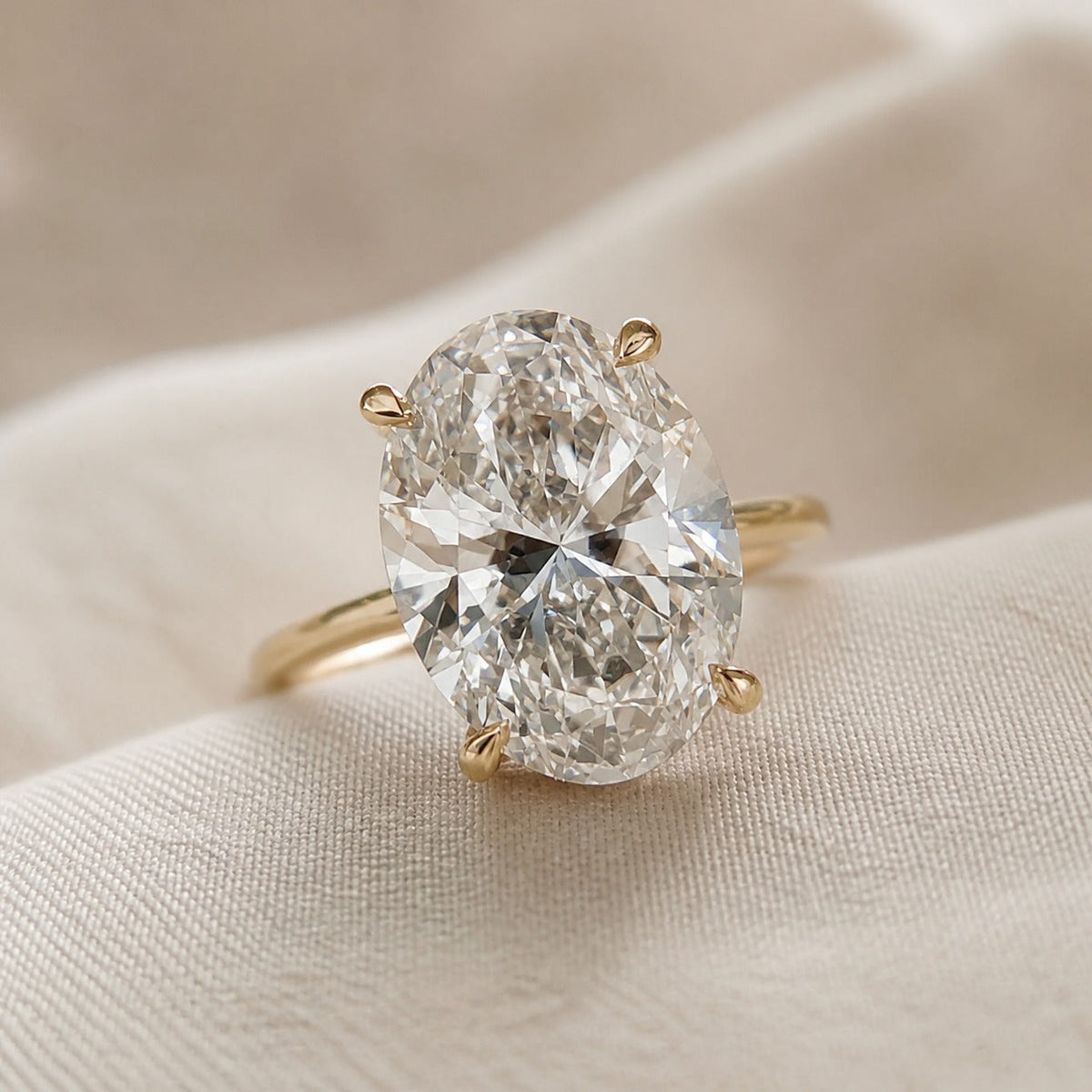 Anillo solitario ovalado celestial