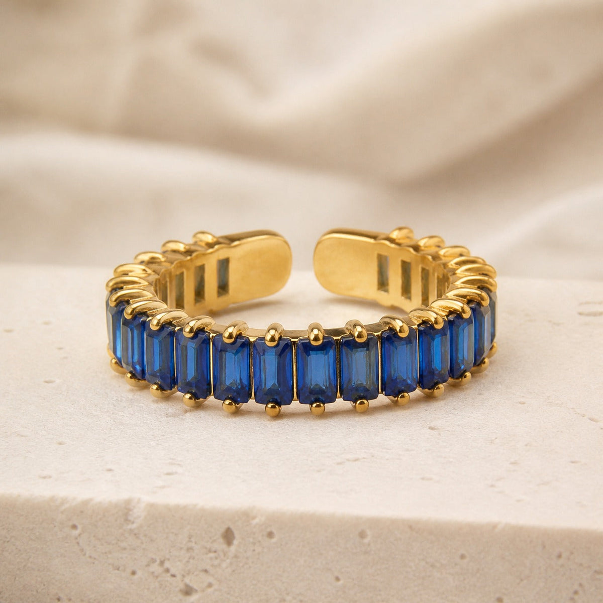 Anillo delicado de circonita dorada