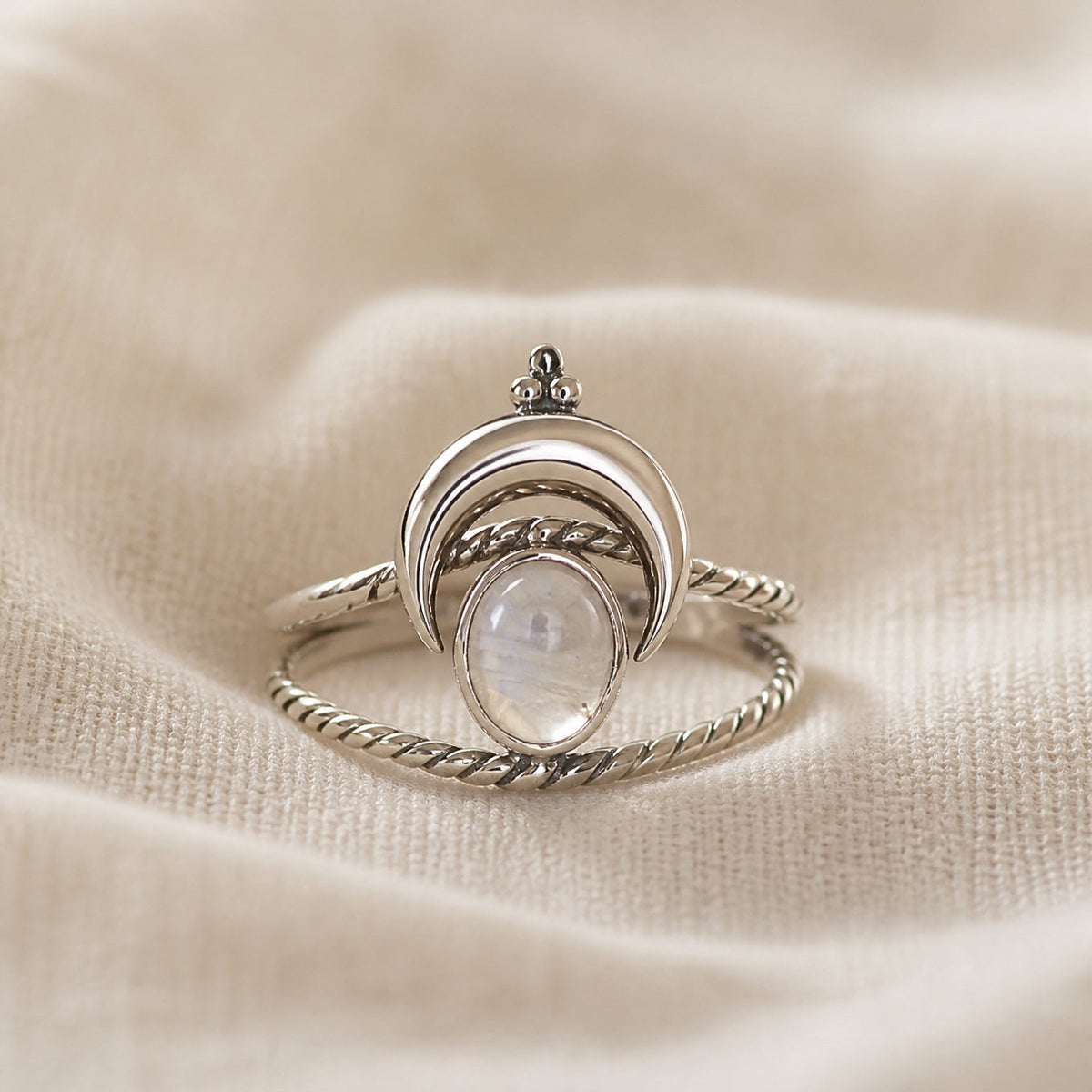 Anillo de plata con piedra lunar en forma de media luna