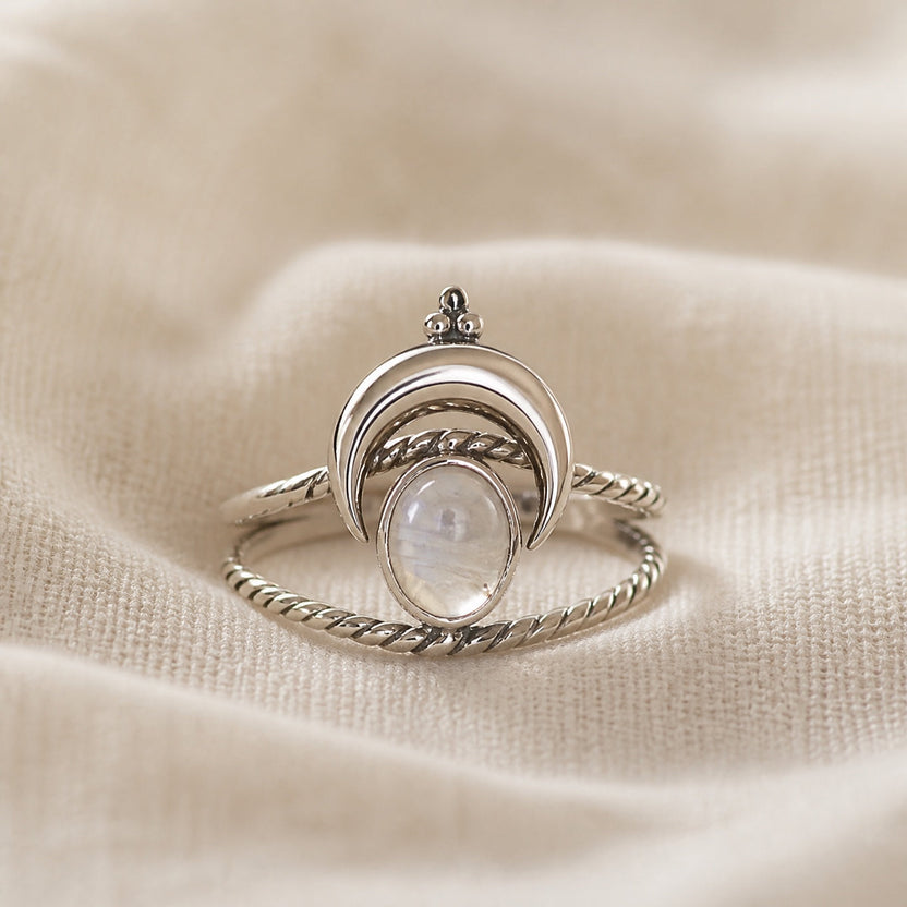 Anillo de plata con piedra lunar en forma de media luna