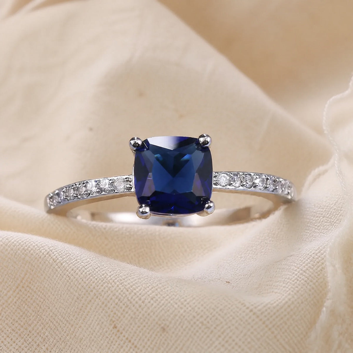 Anillo Arctic Brilliance de zafiro
