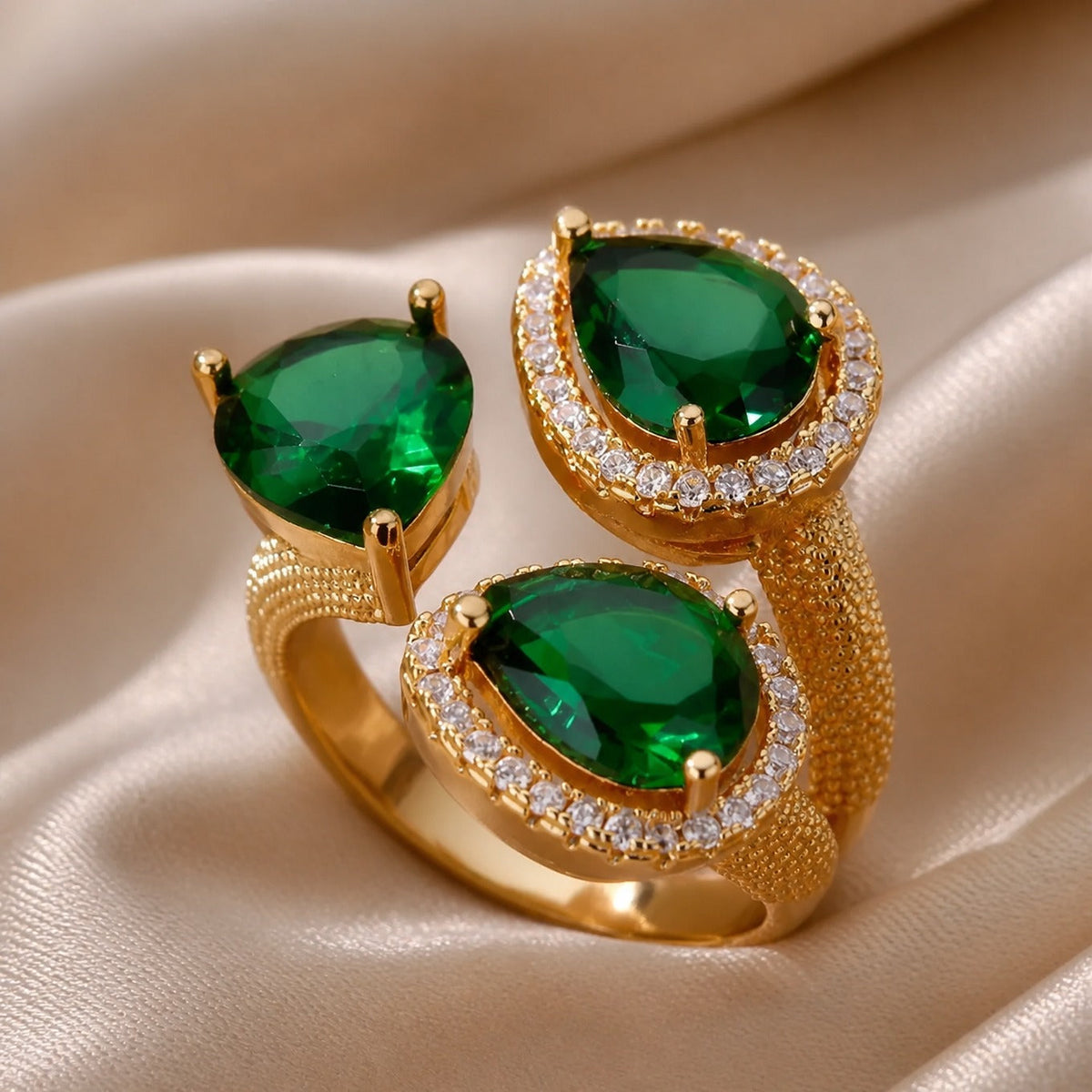 Anillo llamativo de gota de rocío esmeralda