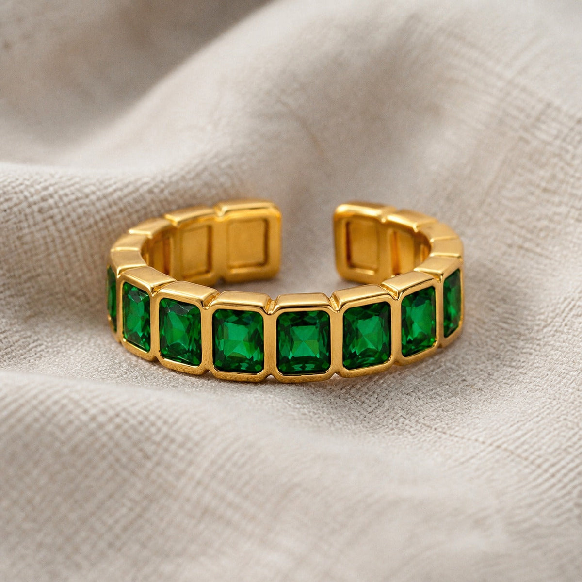 Anillo de banda con silueta esmeralda